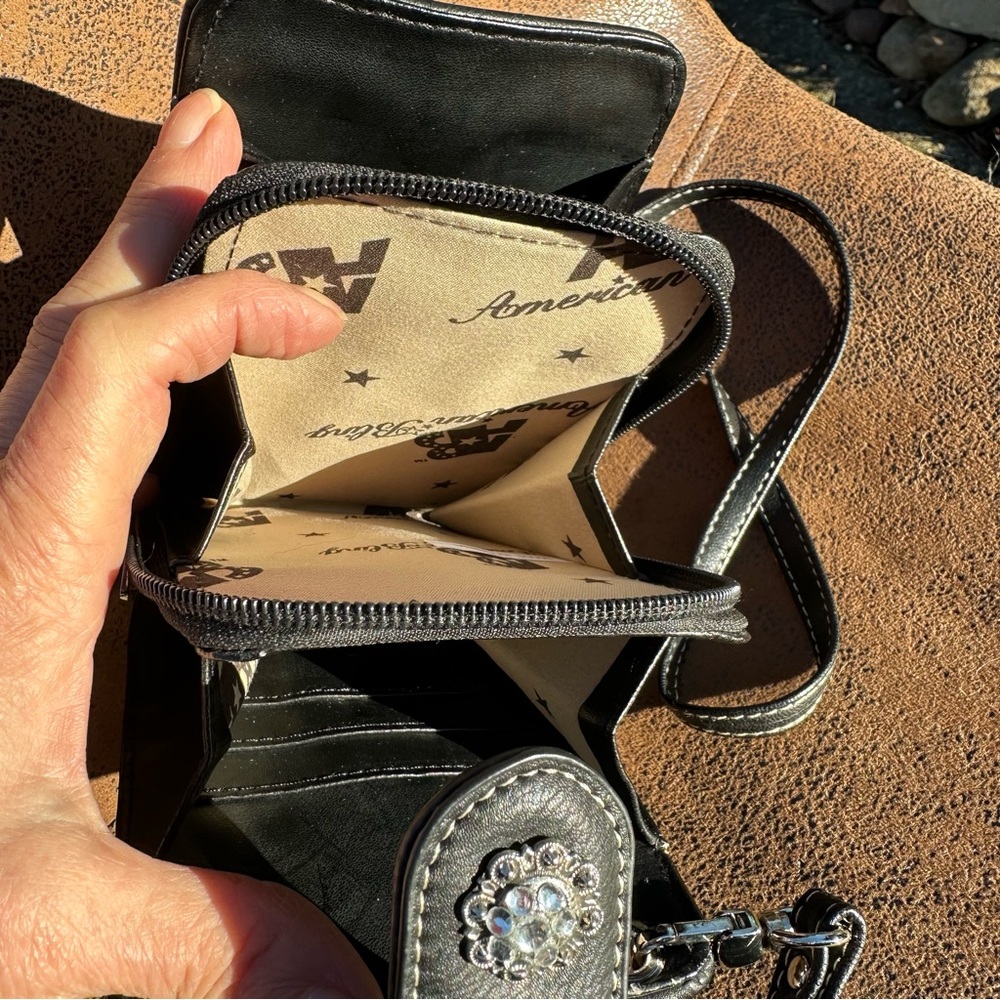 Perfect Rodeo Accessory… Western Wallet/ Phone Crossbody With Rhinestone Concho - Picture 4 of 6